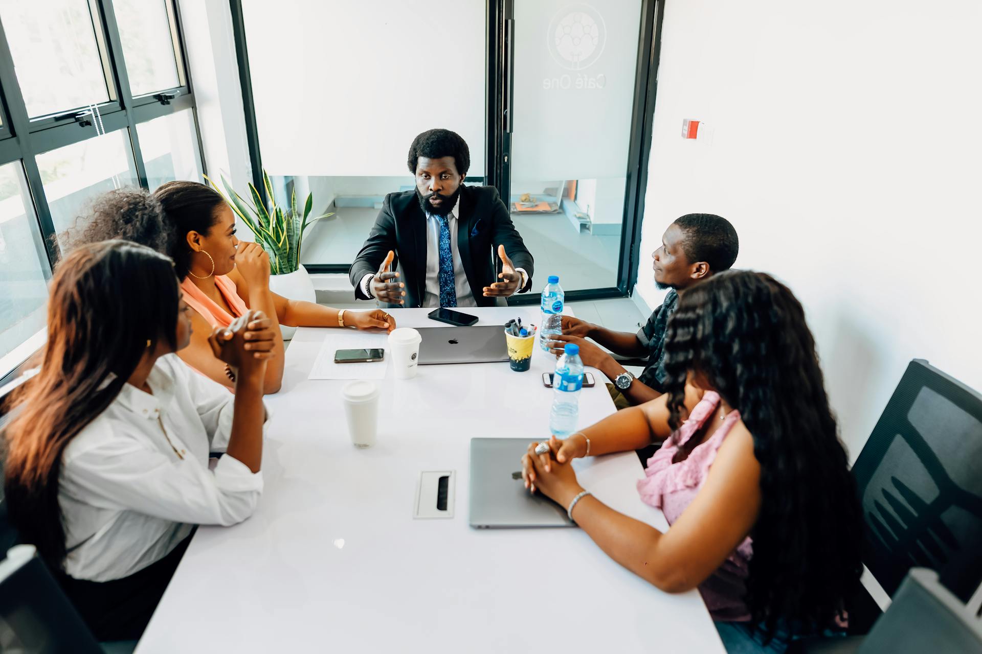 Équipe d'entreprise africaine en réunion collaborative, formation en anglais professionnel AMBIZ Côte d'Ivoire
