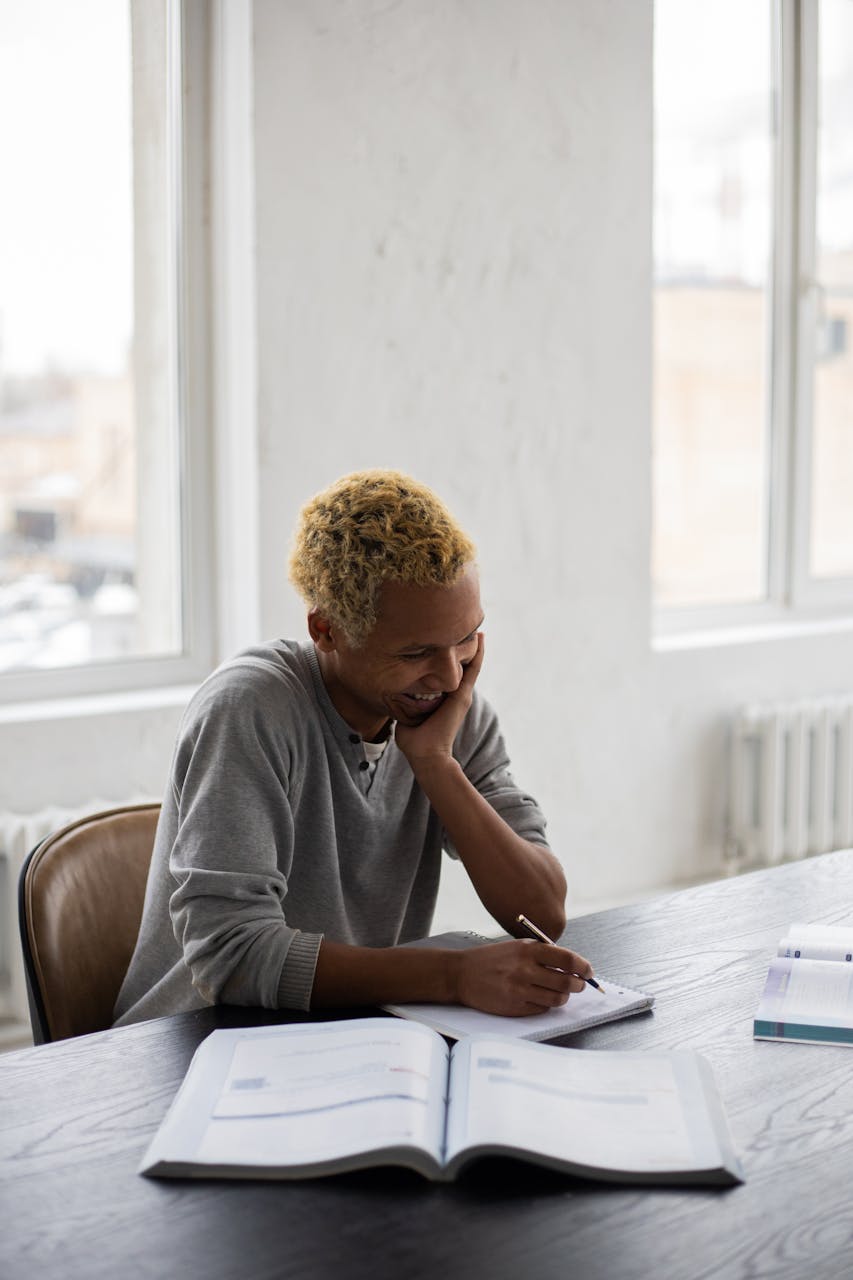 Candidat préparant son test TOEFL TOEIC IELTS à Abidjan, prenant des notes en concentration